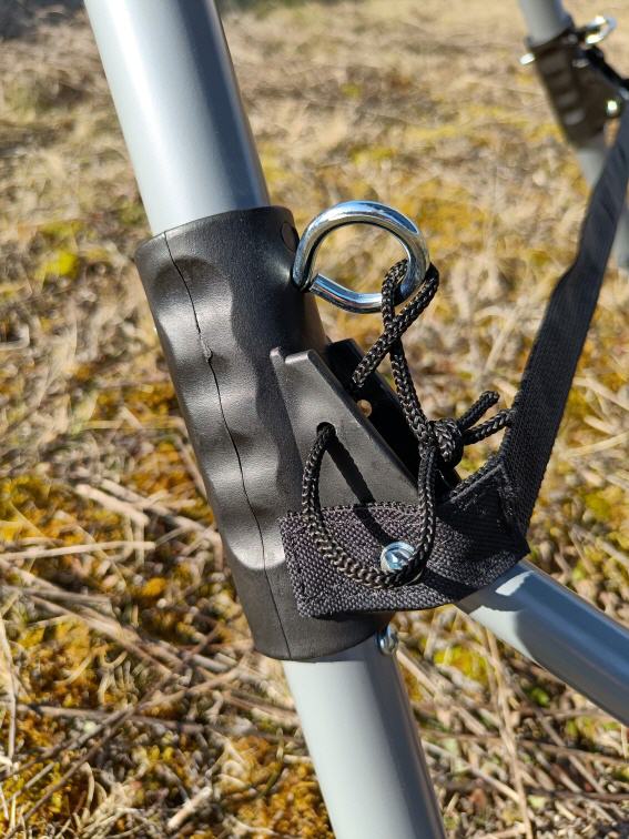 Metallsplint zur Arretierung des Gestells.