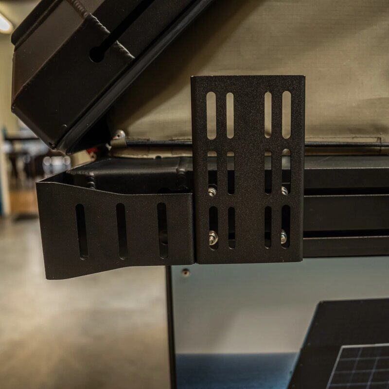 Massive Halterung am anderen Dachzeltende.