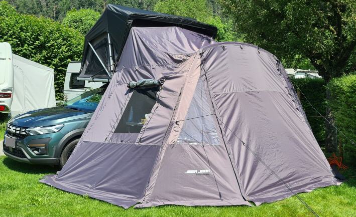 Ausreichend Platz f&uuml;r Tisch und St&uuml;hle usw.