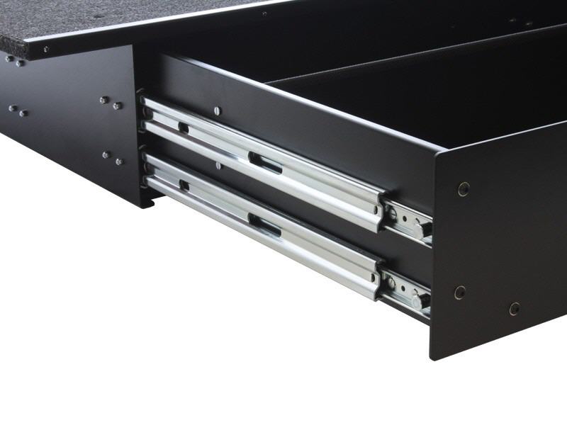 Massive Beschl&auml;ge erm&ouml;glichen ein leichtes &Ouml;ffnen.