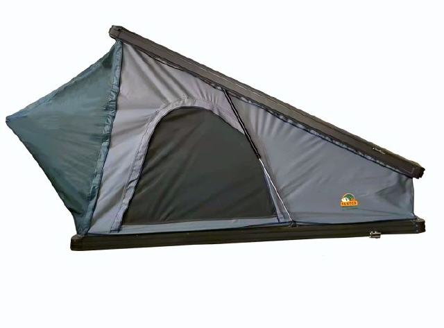 Hartschalenzelt mit Schere im Fu&szlig;bereich.