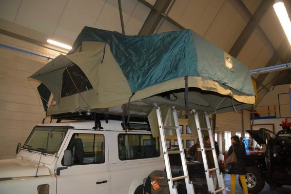 FD4x4-Dachzelte Tourer mit &uuml;berdachtem Einstieg.