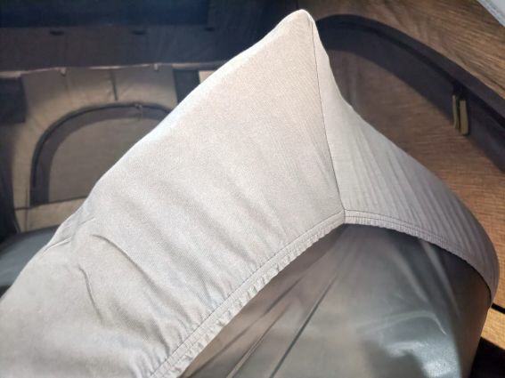 Formstabil durch verdeckten Rundumgummi.