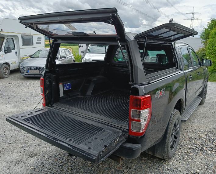 Gro&szlig;e Fl&uuml;gelt&uuml;ren, ideal zum Beladen.