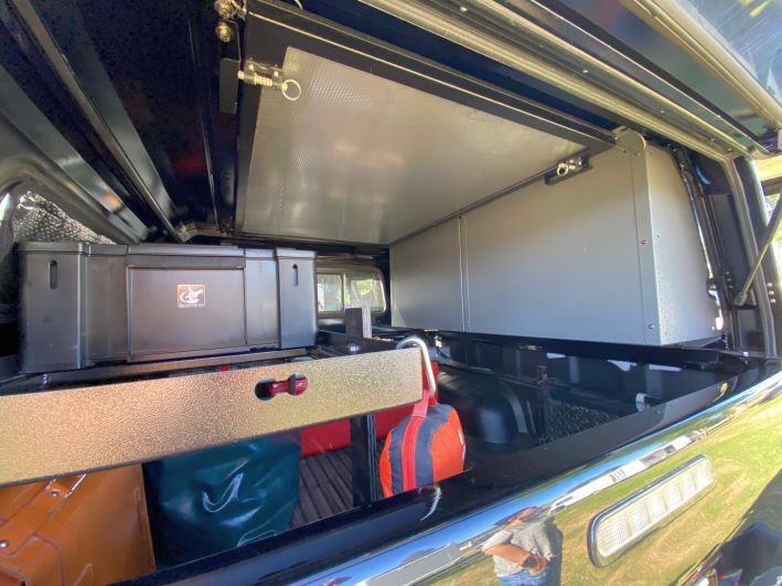 Der Tisch h&auml;ngt aufger&auml;umt unter der Decke.