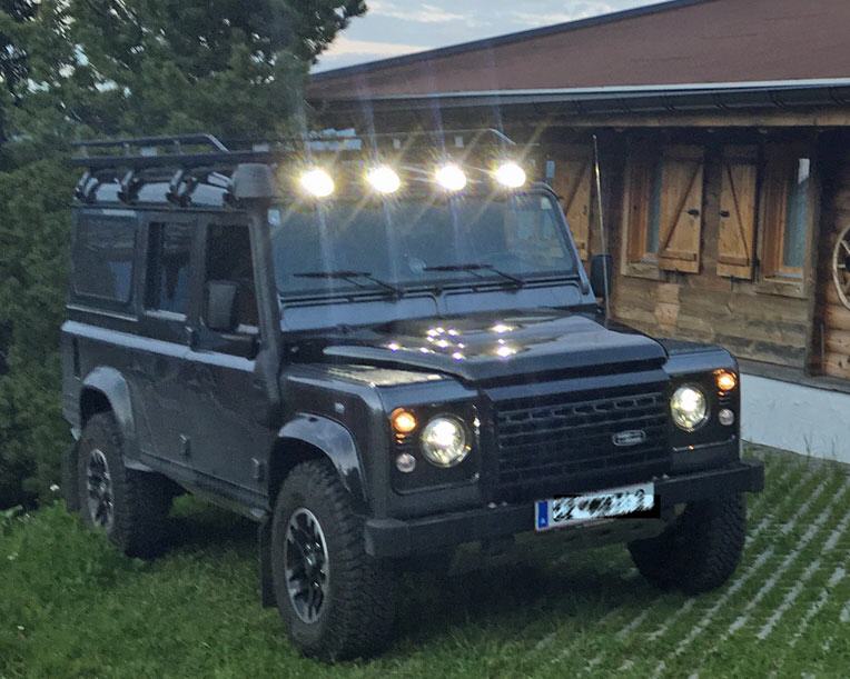 Halterung mit Lampen an Tembo-Dachtr&auml;ger Defender.