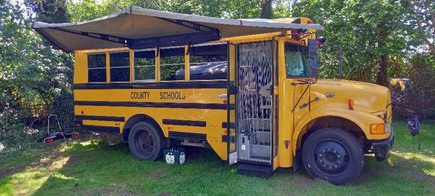 Montage der 180� XT Max an einem US-School Bus.