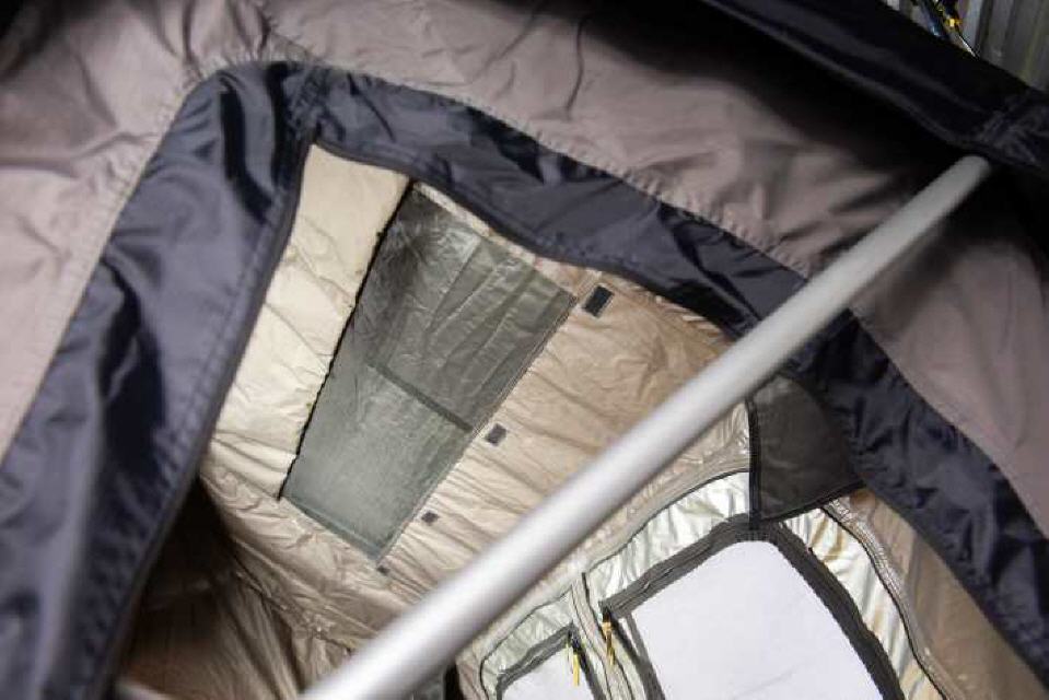 Regensicheres L&uuml;ftungsgitter am Dachzelt-Himmel.