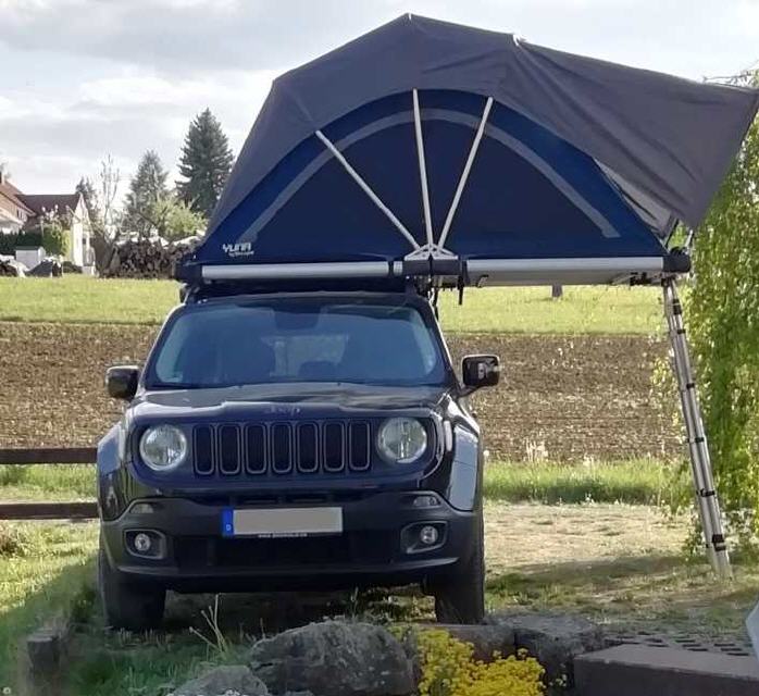 Jeep mit Yuna-Dachzelt.