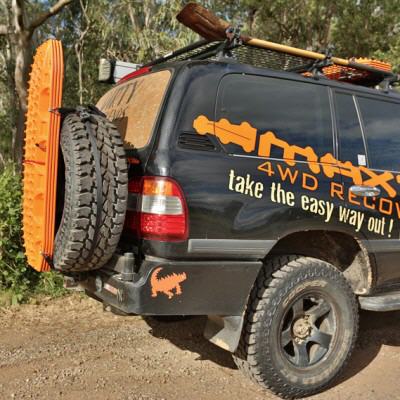 Maxtrax-Halterung f&uuml;r das Ersatzrad am Heck.