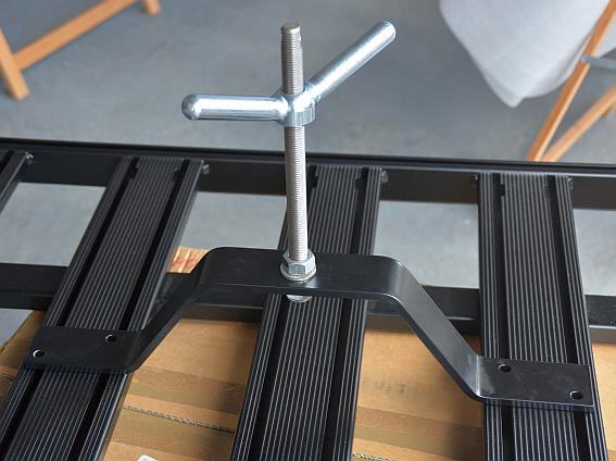 Reserveradhalterung in schwarz pulverbeschichtet.