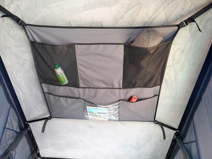 Stautaschen am Himmel und den Seiten.