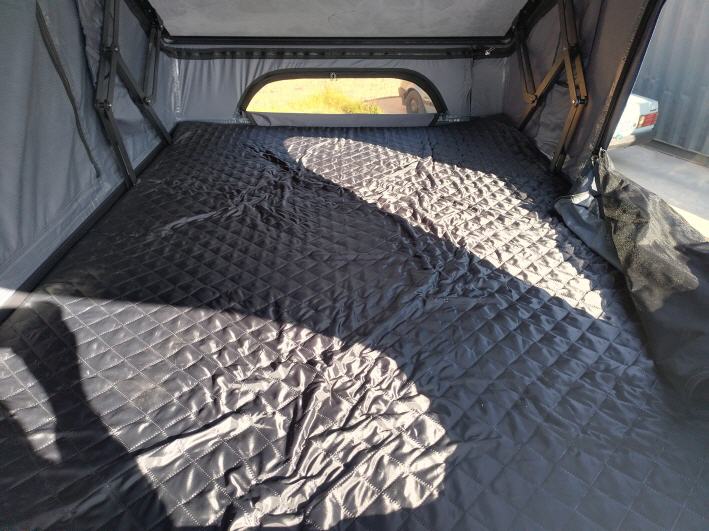 Zus&auml;tzliches Fenster im Fu&szlig;bereich.