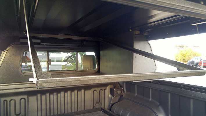 Tisch-Halterung klappbar am RhinoCab-Himmel.