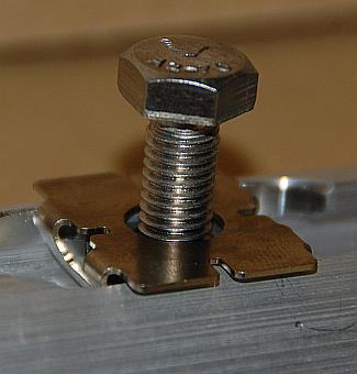 In die Zurrschienenmutter passt jede M8er Schraube